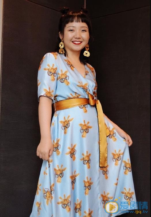 辣目洋子花裙子街拍 辣目洋子高清写真_辣目洋子高清剧照