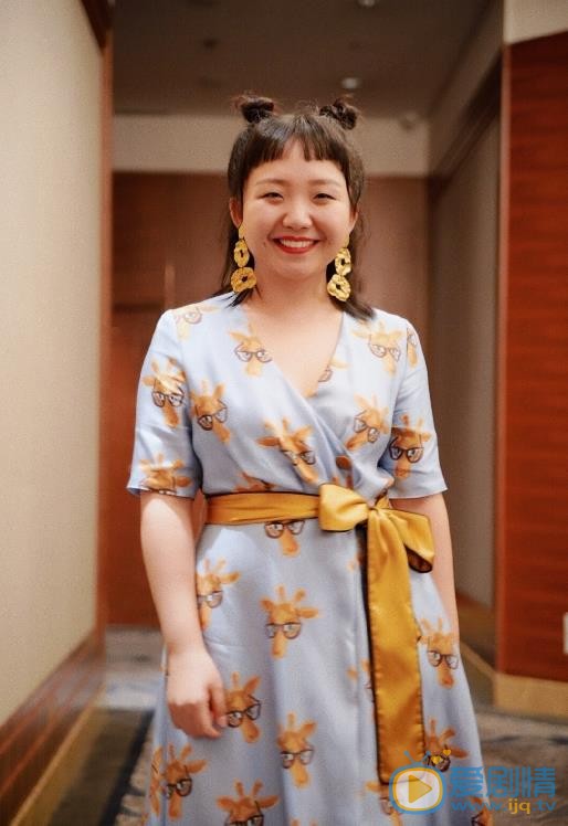 辣目洋子花裙子街拍 辣目洋子高清写真_辣目洋子高清剧照