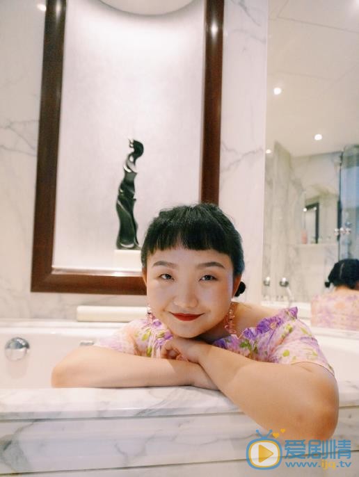 辣目洋子花裙子街拍 辣目洋子高清写真_辣目洋子高清剧照