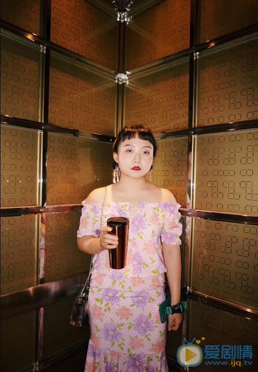 辣目洋子花裙子街拍 辣目洋子高清写真_辣目洋子高清剧照