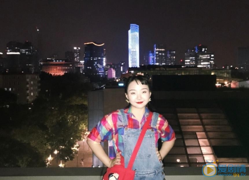 辣目洋子花裙子街拍 辣目洋子高清写真_辣目洋子高清剧照