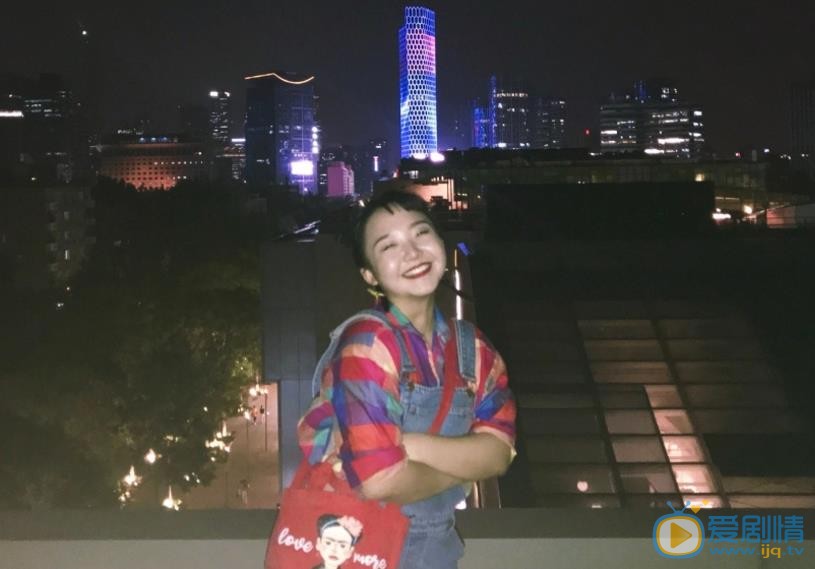 辣目洋子花裙子街拍 辣目洋子高清写真_辣目洋子高清剧照