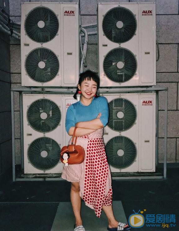辣目洋子花裙子街拍 辣目洋子高清写真_辣目洋子高清剧照
