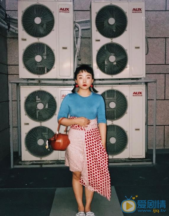 辣目洋子花裙子街拍 辣目洋子高清写真_辣目洋子高清剧照