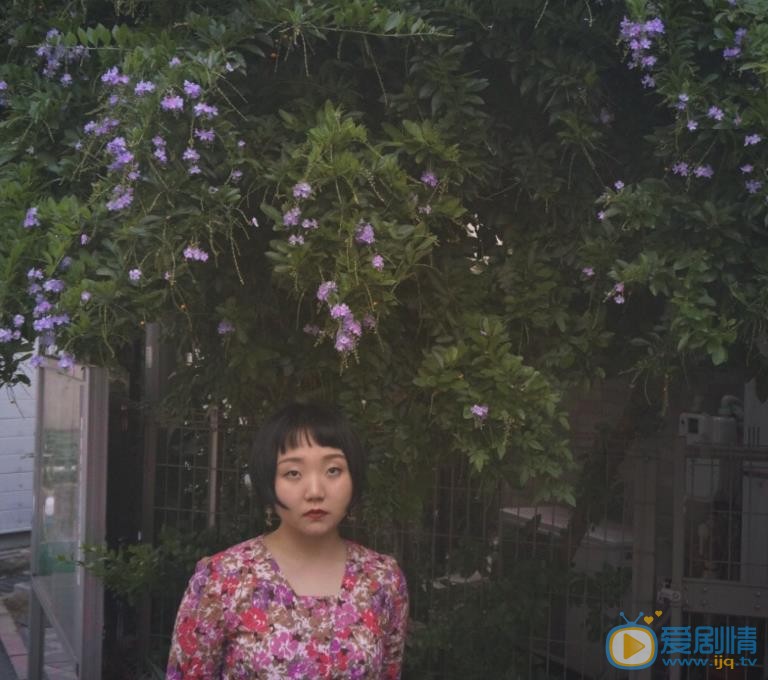 辣目洋子花裙子街拍 辣目洋子高清写真_辣目洋子高清剧照