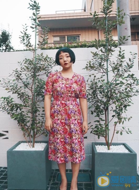 辣目洋子花裙子街拍 辣目洋子高清写真_辣目洋子高清剧照
