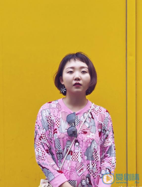 辣目洋子花裙子街拍 辣目洋子高清写真_辣目洋子高清剧照
