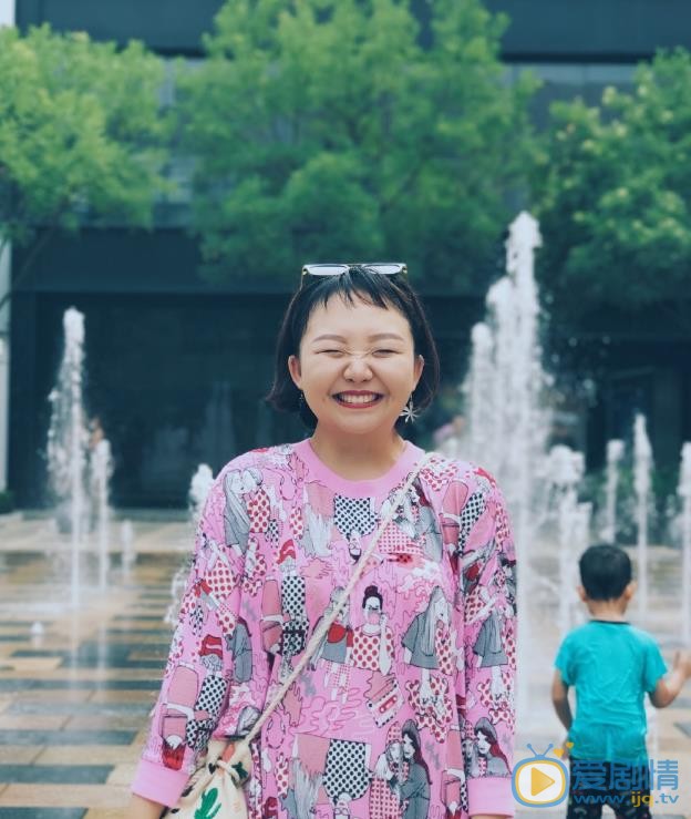 辣目洋子花裙子街拍 辣目洋子高清写真_辣目洋子高清剧照