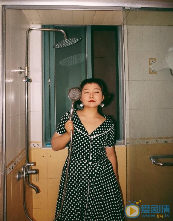 辣目洋子花裙子街拍 辣目洋子高清写真_辣目洋子高清剧照