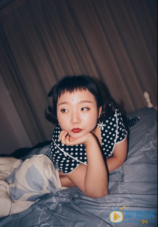 辣目洋子花裙子街拍 辣目洋子高清写真_辣目洋子高清剧照