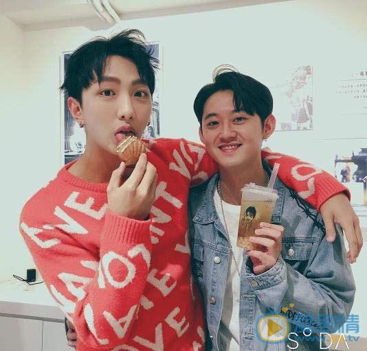许明杰与他人合照 许明杰高清写真_许明杰高清剧照