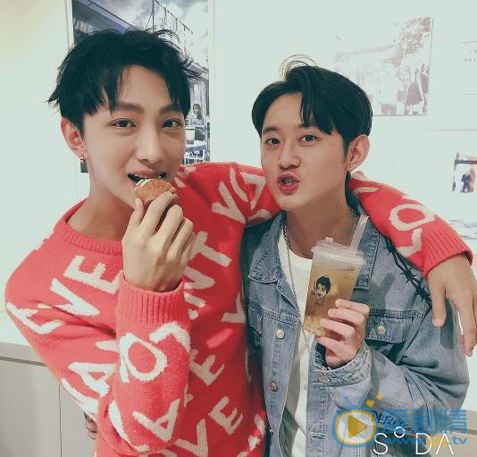许明杰与他人合照 许明杰高清写真_许明杰高清剧照