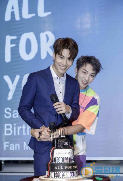 许明杰与他人合照 许明杰高清写真_许明杰高清剧照