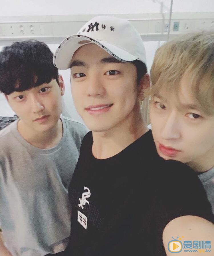 金旻奎与人合照 金旻奎高清写真_金旻奎高清剧照