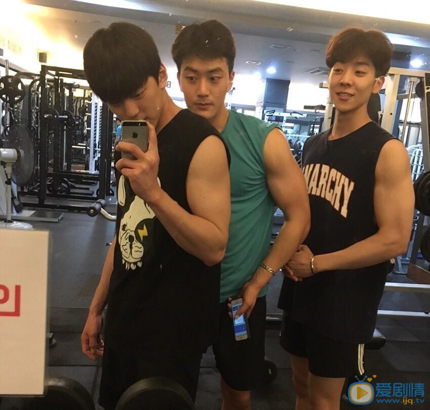 金旻奎与人合照 金旻奎高清写真_金旻奎高清剧照