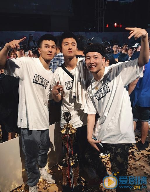 王奕与人合照 王奕高清写真_王奕高清剧照