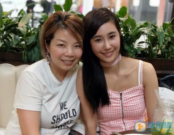 黄心娣与人合照 黄心娣高清写真_黄心娣高清剧照