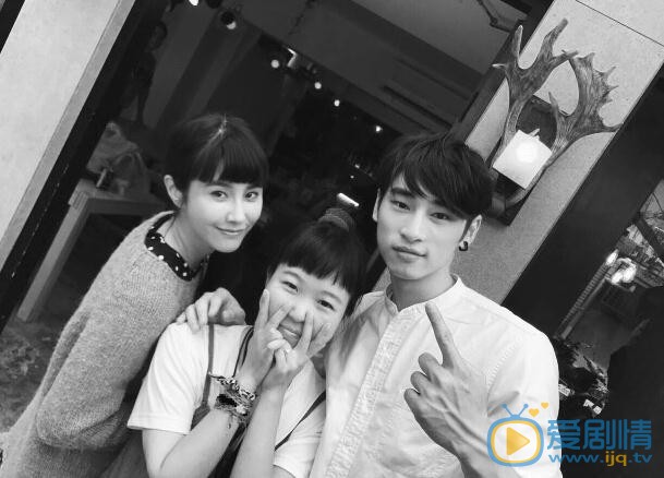 黄心娣与人合照 黄心娣高清写真_黄心娣高清剧照