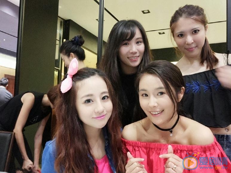 黄心娣与人合照 黄心娣高清写真_黄心娣高清剧照