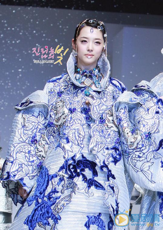 崔雪莉T台照 崔雪莉高清写真_崔雪莉高清剧照