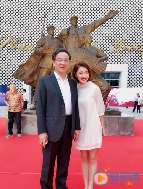 生小芊与人合照 生小芊高清写真_生小芊高清剧照