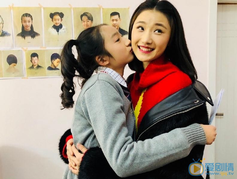 生小芊与人合照 生小芊高清写真_生小芊高清剧照