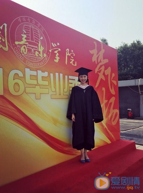 生小芊毕业照 生小芊高清写真_生小芊高清剧照