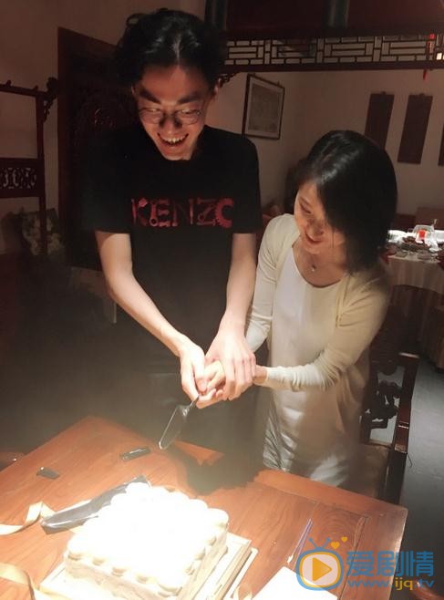 生小芊与人合照 生小芊高清写真_生小芊高清剧照