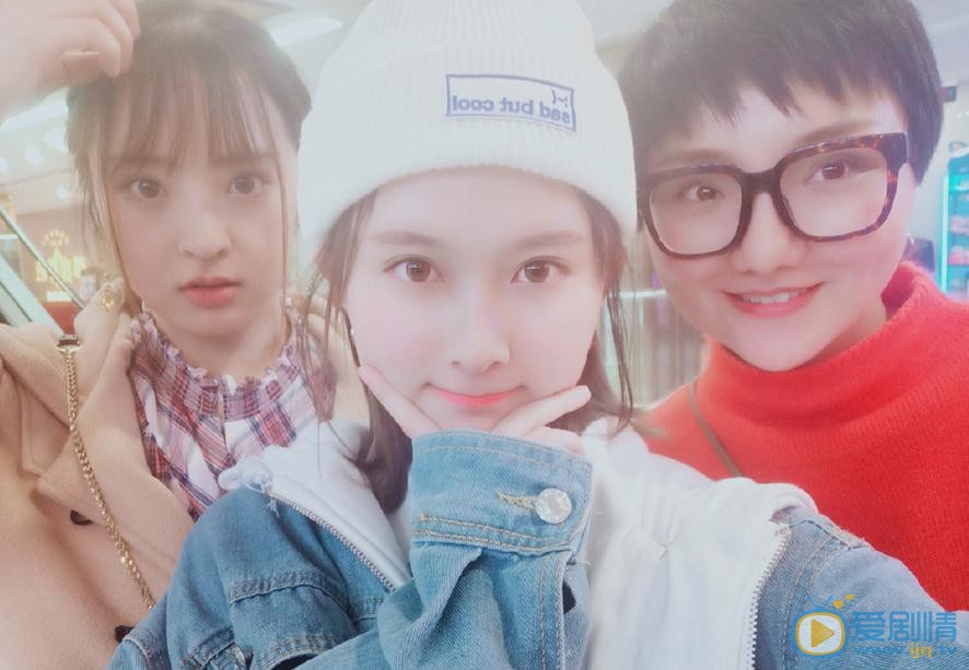 张瑜纹与人合照 张瑜纹高清写真_张瑜纹高清剧照