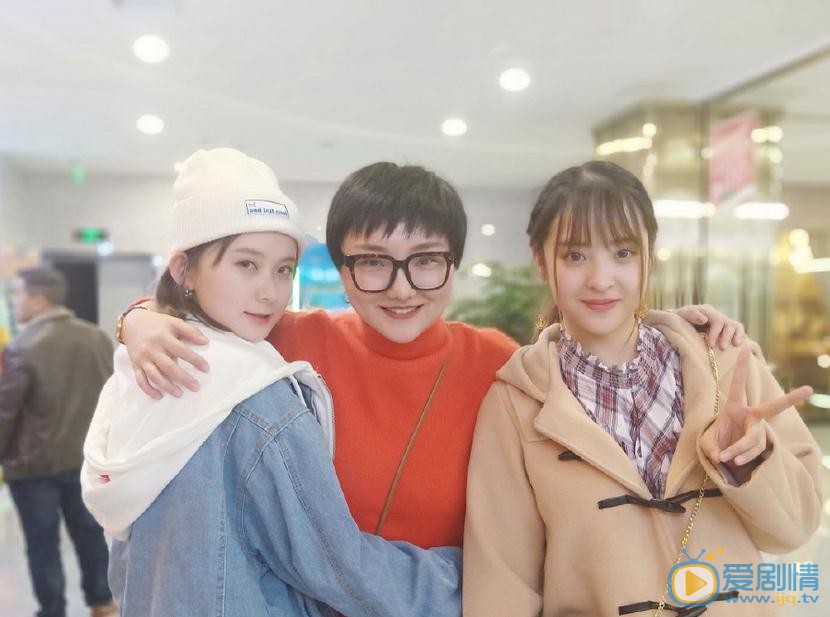 张瑜纹与人合照 张瑜纹高清写真_张瑜纹高清剧照