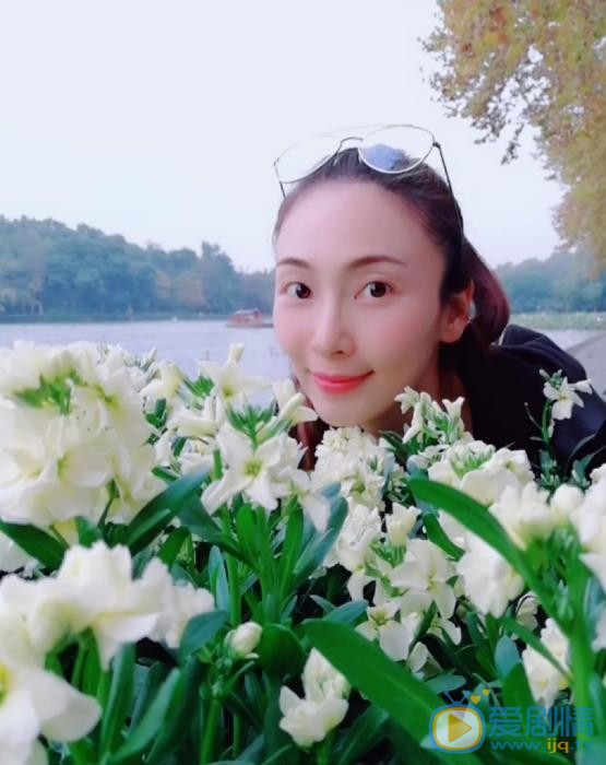 田娜生活照 田娜高清写真_田娜高清剧照