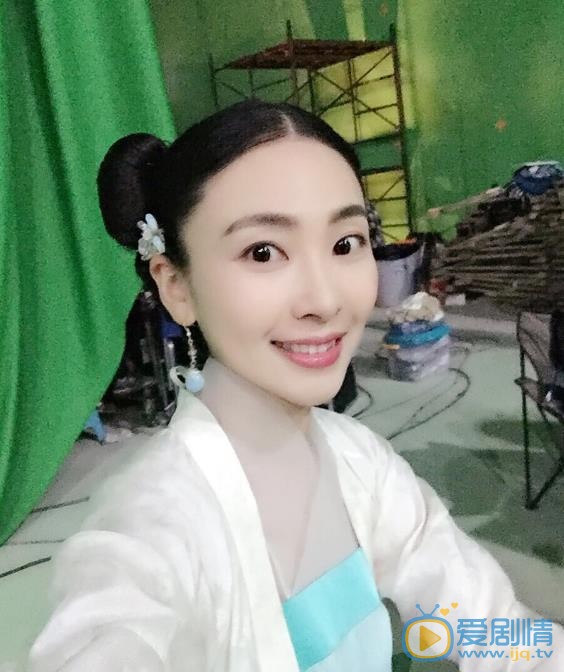 田娜片场照 田娜片场照
