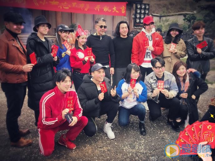 吴逸迦与人合照 吴逸迦高清写真_吴逸迦高清剧照