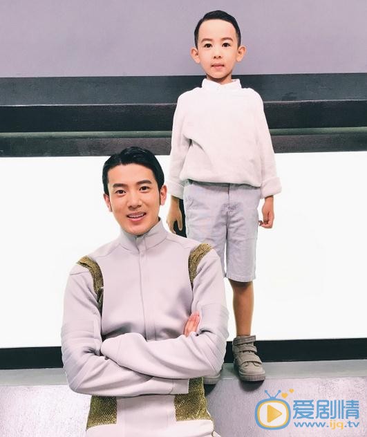 吴逸迦与人合照 吴逸迦高清写真_吴逸迦高清剧照