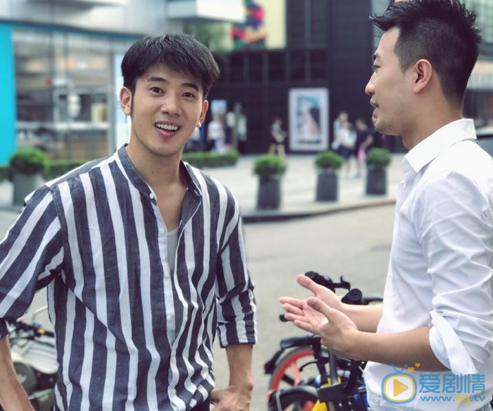 吴逸迦与人合照 吴逸迦高清写真_吴逸迦高清剧照
