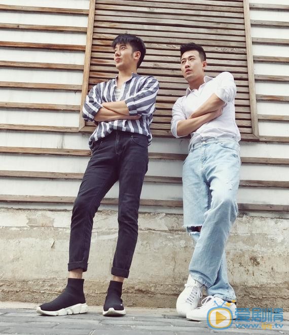 吴逸迦与人合照 吴逸迦高清写真_吴逸迦高清剧照