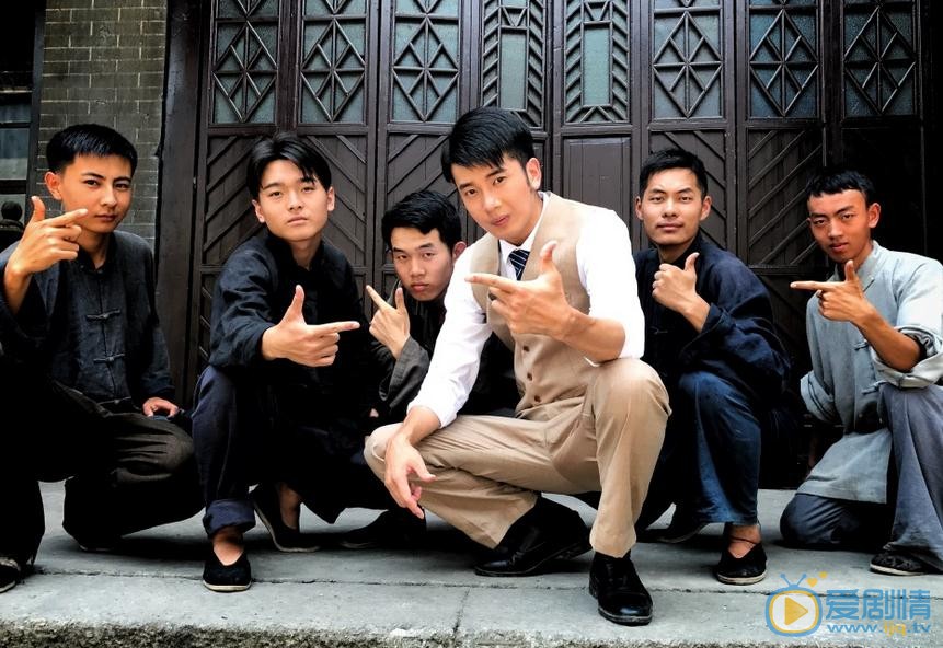 吴逸迦与人合照 吴逸迦高清写真_吴逸迦高清剧照