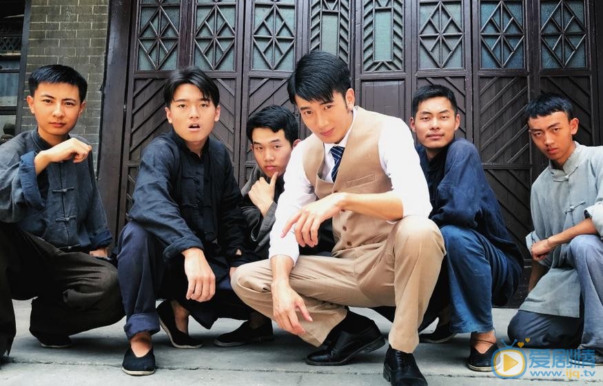 吴逸迦与人合照 吴逸迦高清写真_吴逸迦高清剧照