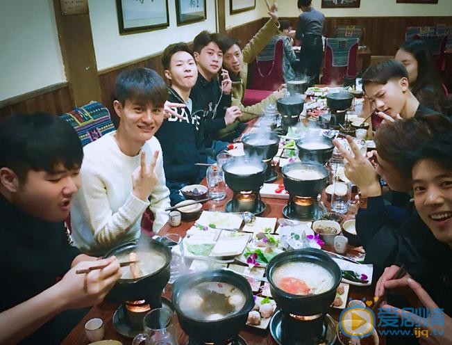 吴逸迦与人合照 吴逸迦高清写真_吴逸迦高清剧照