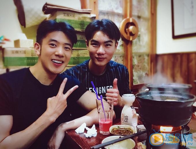 吴逸迦与人合照 吴逸迦高清写真_吴逸迦高清剧照