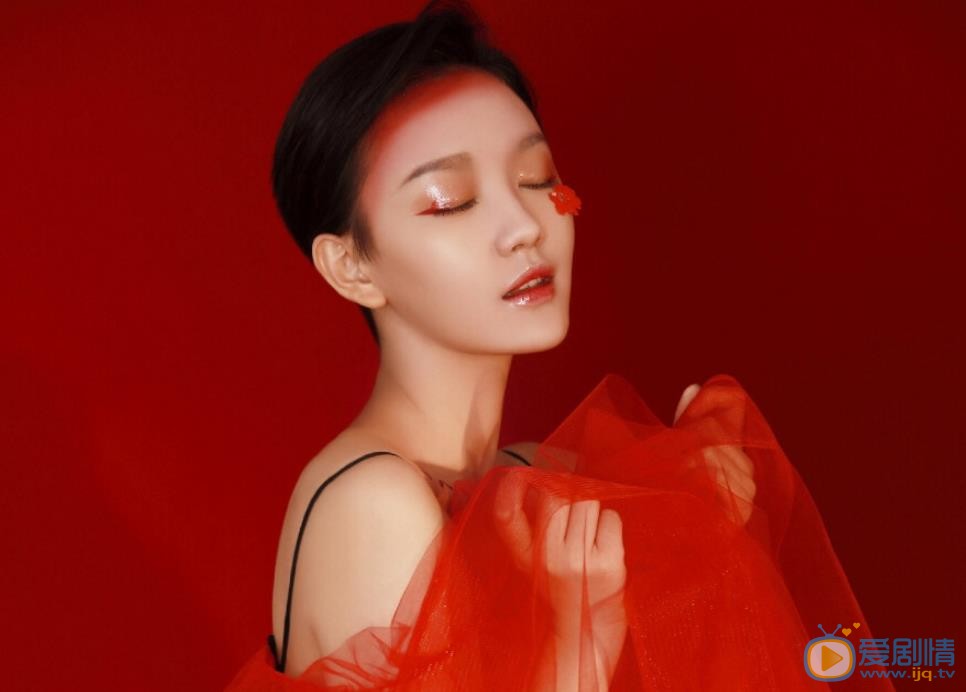 孙溯梦汐红衣性感写真 孙溯梦汐高清写真_孙溯梦汐高清剧照