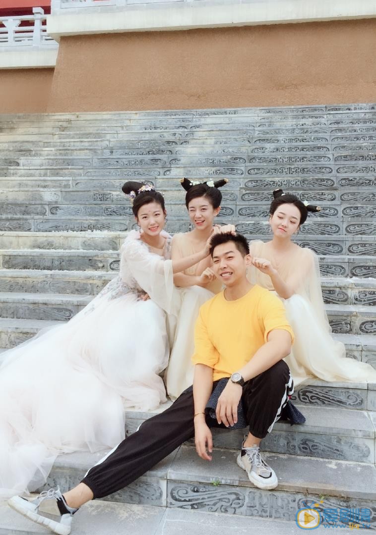 漆雕轶柔与人合照 漆雕轶柔高清写真_漆雕轶柔高清剧照