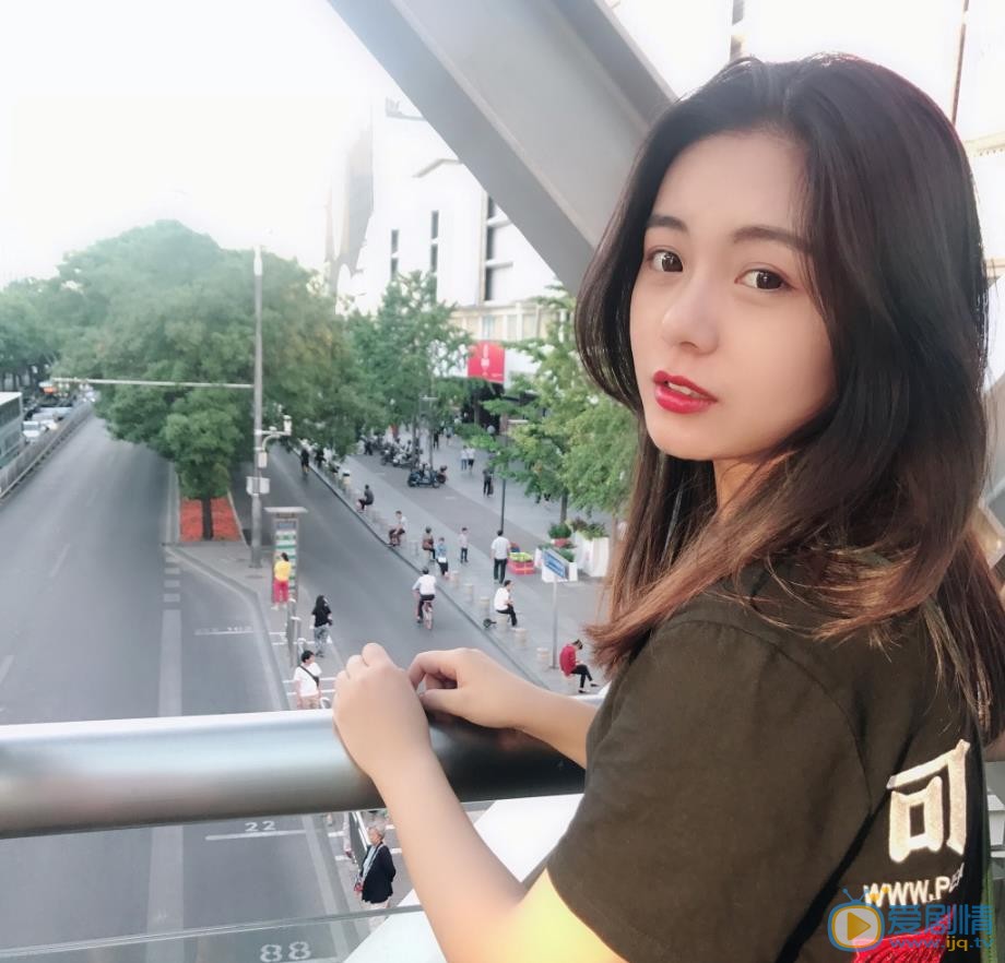 王子彤街拍照 王子彤高清写真_王子彤高清剧照