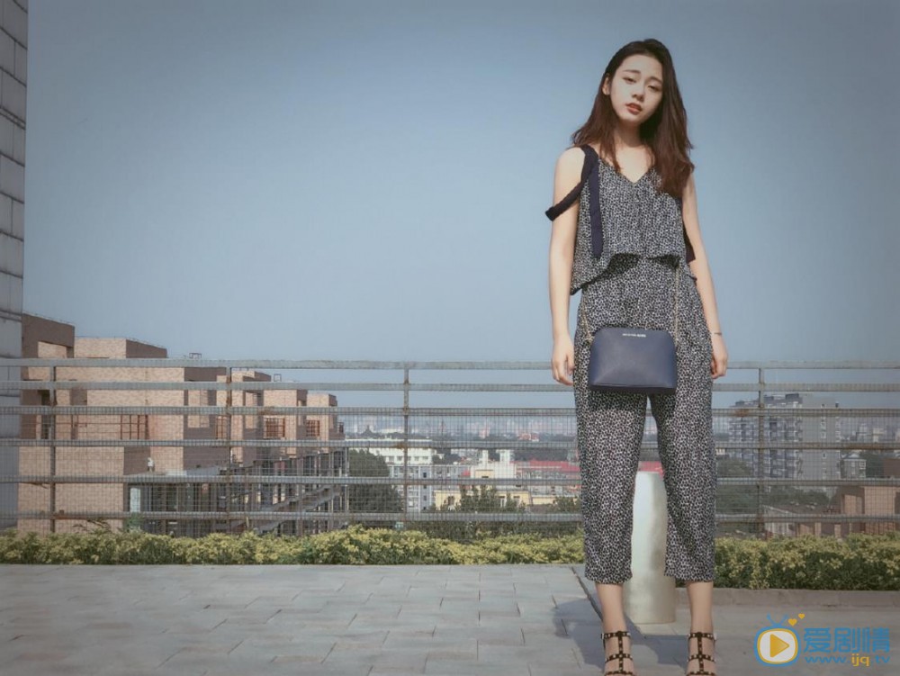 王子彤街拍照 王子彤高清写真_王子彤高清剧照