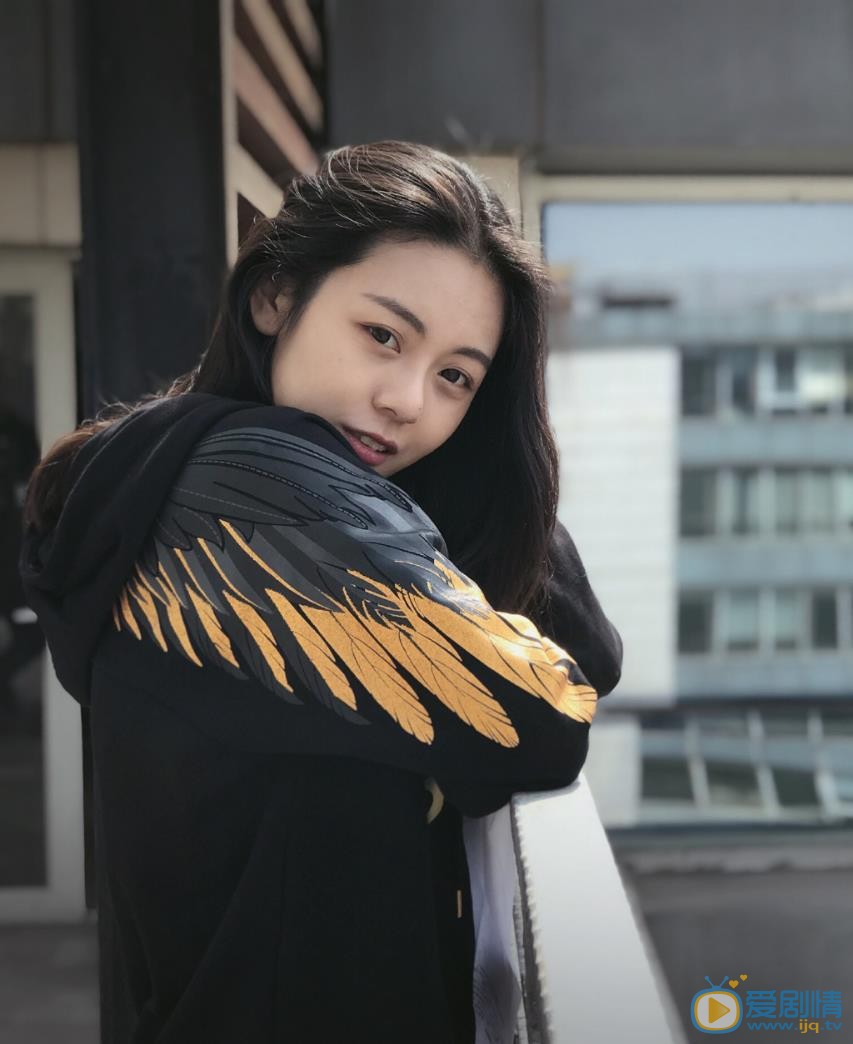 王子彤街拍照 王子彤高清写真_王子彤高清剧照