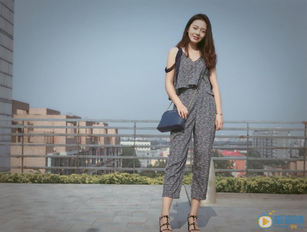 王子彤街拍照 王子彤高清写真_王子彤高清剧照
