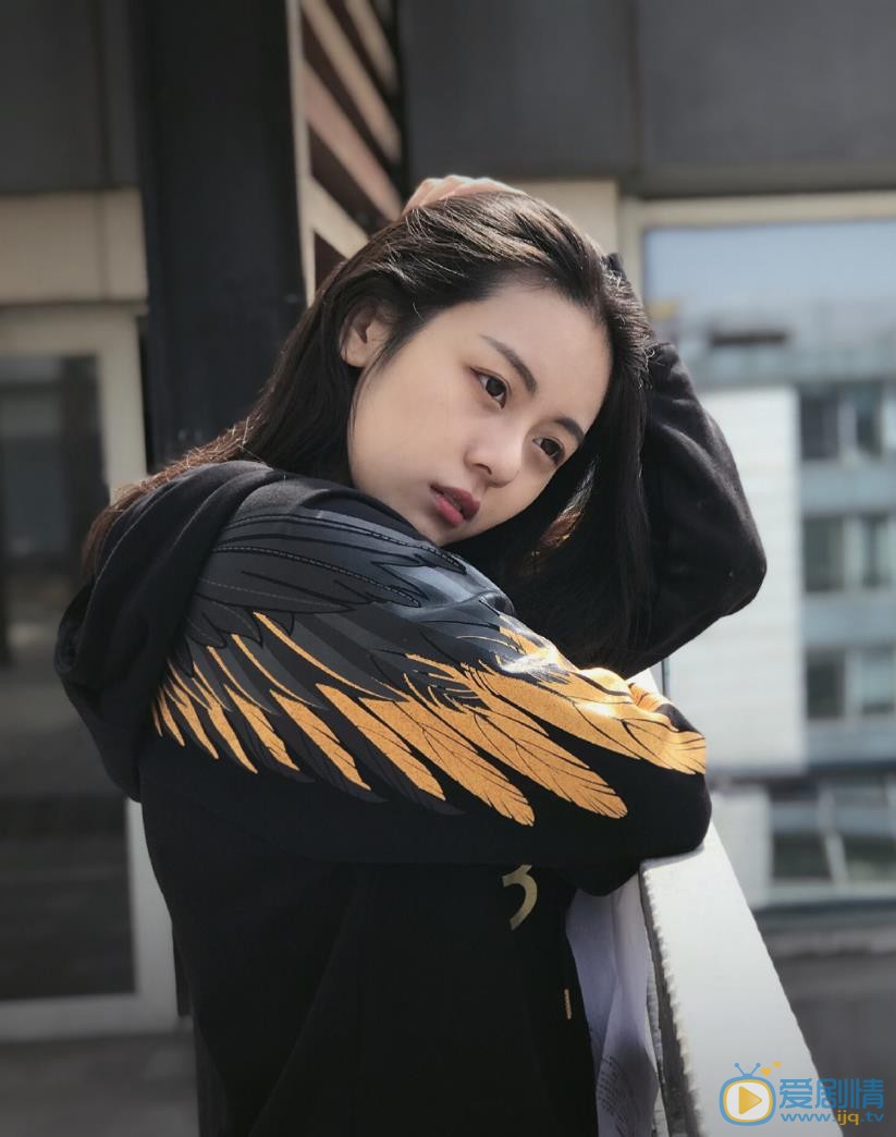 王子彤街拍照 王子彤高清写真_王子彤高清剧照