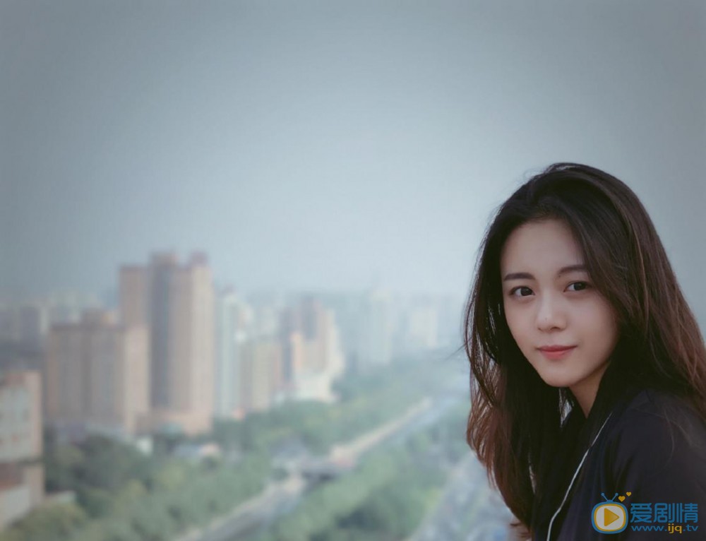 王子彤街拍照 王子彤高清写真_王子彤高清剧照