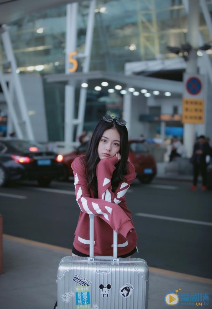 王子彤机场照 王子彤高清写真_王子彤高清剧照