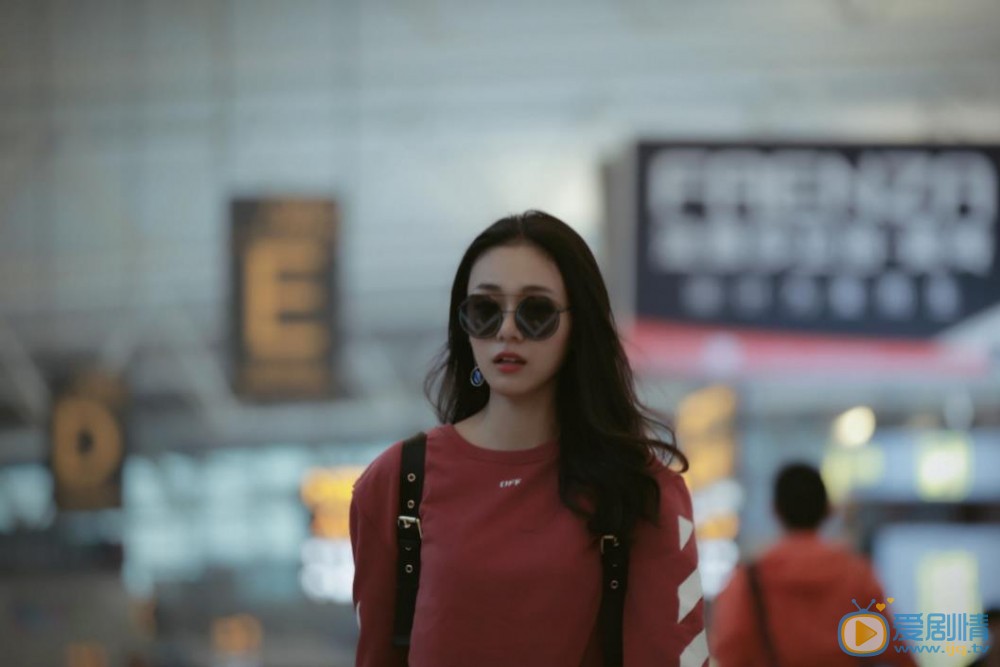王子彤机场照 王子彤高清写真_王子彤高清剧照